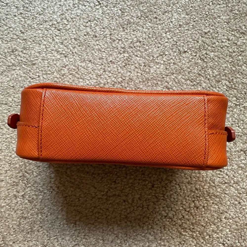 Authentic Prada Saffiano camera bag - Picture 3 of 10